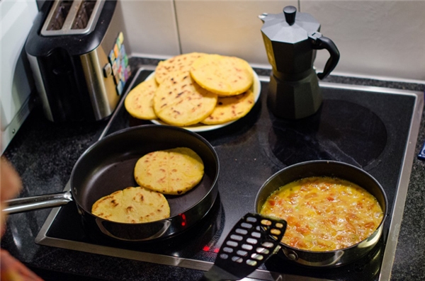 
Colombia - Người Colombia chủ yếu ăn sáng vơi món arepa, một loại bánh ngô dày, hơi ngọt dùng với bơ hoặc có thêm lớp bên trên gồm trứng, thịt heo hoặc dăm bông. 