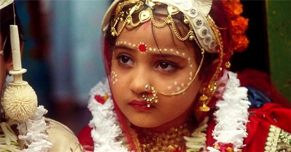 
Các cô bé bị ép thành hôn ở trước ngưỡng tuổi 18, thậm chí một số kết hôn khi chỉ mới 6-8 tuổi. 