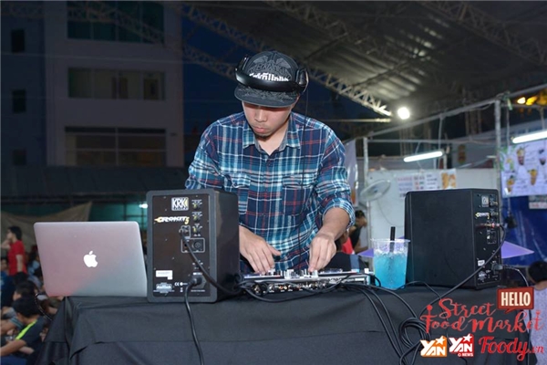 
Các chương trình giải trí, giao lưu ca sĩ, tham gia đêm nhạc EDM cũng các DJ nổi tiếng.