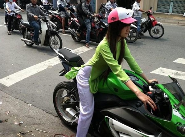 
Hình ảnh nữ sinh trường Đại học Hồng Bàng thướt tha trong tà áo dài “tông xuyệt tông” với chiếc xe mô tô cũng từng gây chú ý không kém. (Ảnh: Intenet)
