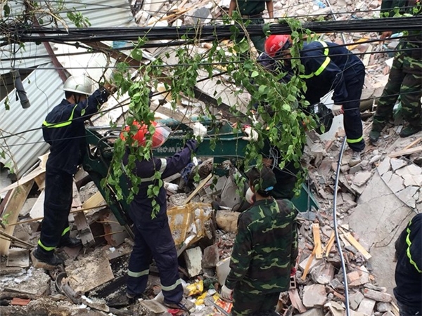 Hà Nội: Sập nhà cổ 4 tầng, 5 người bị vùi lấp, 2 người chết