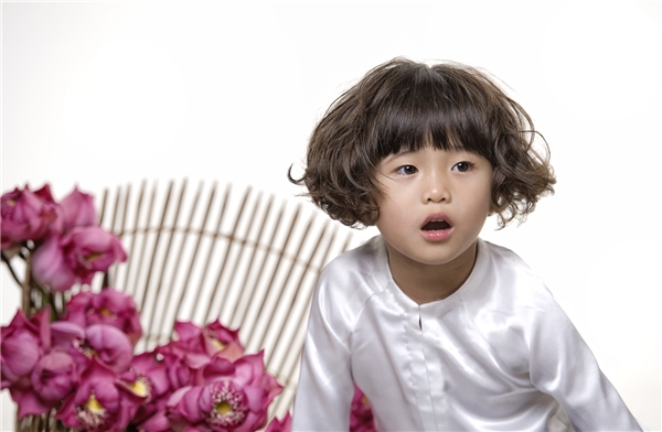 Con gái Thuý Nga diện áo bà ba, tạo dáng nhí nhảnh bên hoa sen