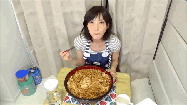 
Yuka Kinoshita được mệnh danh là "mĩ nữ ăn phàm" nổi tiếng trên mạng xã hội Nhật Bản.