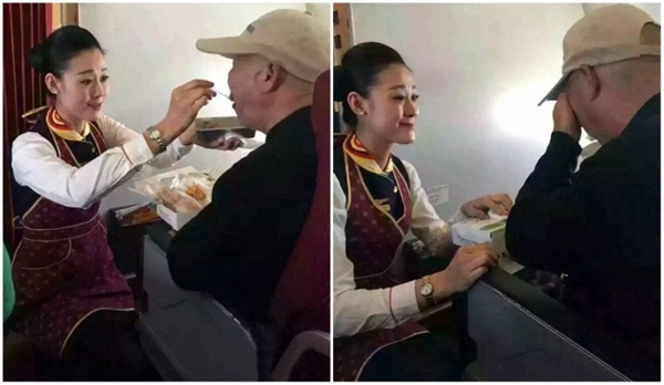 
Nữ tiếp viên hàng không giúp ông cụ dùng bữa. (Ảnh: Internet)