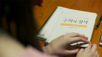 
Có lẽ khi sinh thời, Kim Hyun Ji cũng không phải là một học sinh chăm chỉ cho cam. Gương mặt thiểu não của cô khi nhìn thấy cuốn sách toán đã chứng minh điều đó. 
