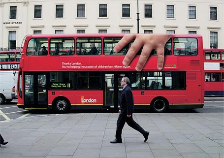 
Xe buýt đỏ đặc thù của London đột nhiên hóa thành món đồ chơi nho nhỏ vừa tay trẻ em. (Ảnh: Internet)