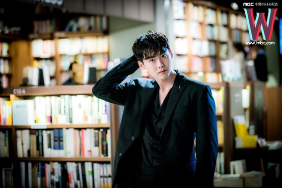 Lee Jong Suk đích thị là mĩ nam hoàn hảo bước ra từ truyện tranh