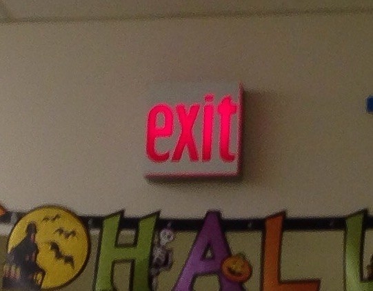 
Tại sao lại là “exit” mà không phải là “EXIT”?
