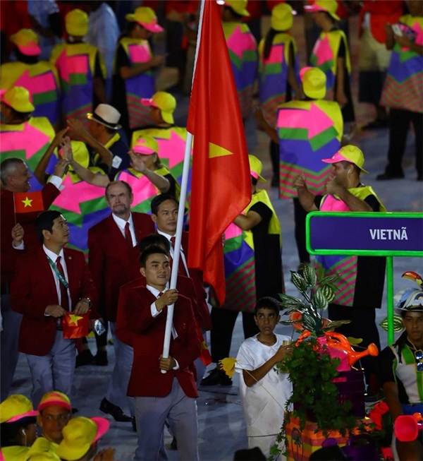 
Vận động viên Vũ Thành An vinh dự cầm cờ cho TTVN tại lễ khai mạc Olympic.