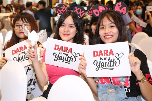
Mặc dù buổi gặp gỡ chính thức diễn ra vào lúc 18h30 nhưng từ 14h, fans của Dara tại Việt Nam đã tập trung, xếp hàng ngay ngắn với mong muốn được nhìn thấy thần tượng.