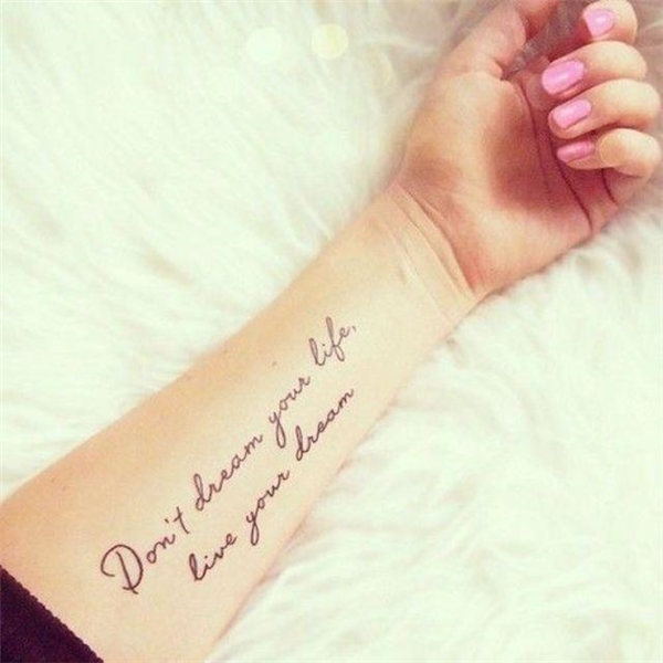
"Đừng mơ mộng gì cuộc sống của bạn mà hãy sống cho những ước mơ". Vì thế mà hãy trân trọng từng phút giây cho ước mơ trong mình thay vì những cảm xúc yếu đuối thoáng qua. (Ảnh: Internet)