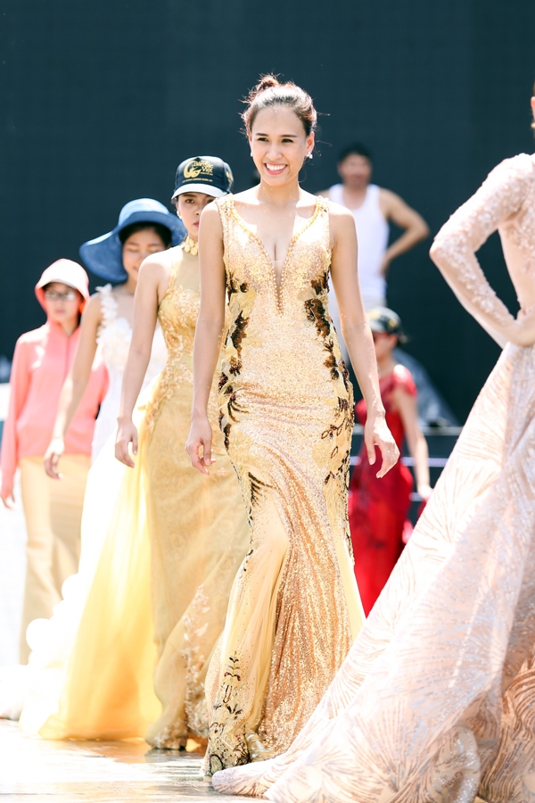 
Các thí sinh Hoa hậu Bản sắc Việt toàn cầu dù phải giăng nắng từ sáng đến trưa cũng không bị mất tinh thần. Ngược lại, các cô gái đều tỏ ra tươi tắn, vui vẻ.