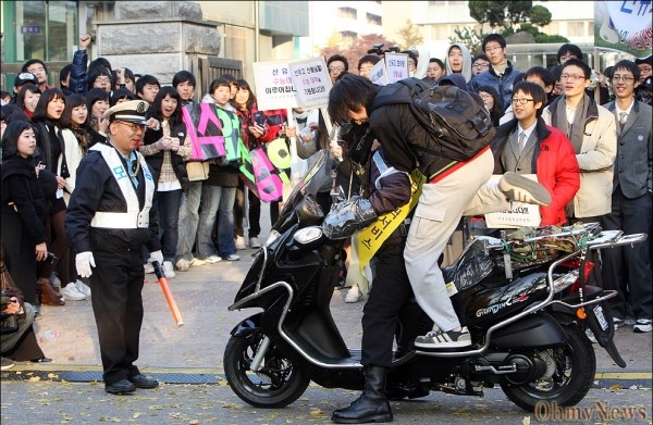 
Một cảnh sát giao thông chở học sinh đến địa điểm thi.​ (Ảnh: Internet)