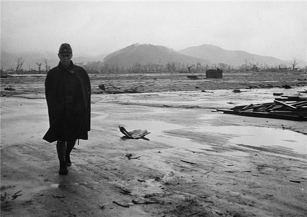 
Một người lính Nhật đi qua vùng đất hoang tàn một tháng sau vụ bom nguyên tử phá tan thành phố Hiroshima.