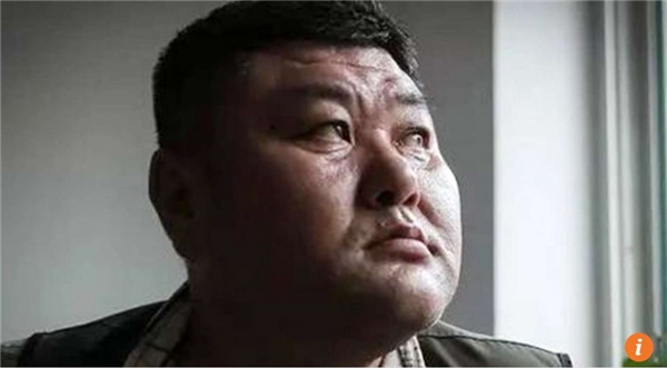
Li Gang ở tuổi 44 mập mạp và tắt ngấm mọi niềm tin.