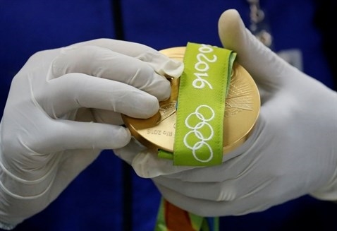 
Mỗi huy chương đều được gắn dải ruy-băng thêu logo Olympics Rio 2016 để tiện cho việc trao giải...