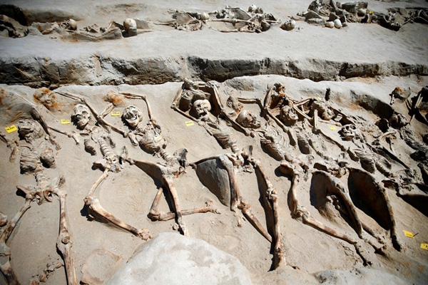 
Những bộ xương người còn sót lại với xiềng xích sắt trên cổ tay được xếp theo hàng tại nghĩa trang Falyron Delta cổ đại ở Athens, Hy Lạp.