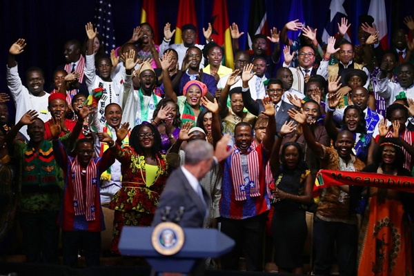 
Các thủ lĩnh trẻ châu Phi đón chào Tổng thống Barack Obama bằng bài hát "Happy Birthday" khi ông đến Hội nghị Tình bằng hữu Mandela Washington ở Washington, DC. Hội nghị này quy tụ 500 nhà lãnh đạo trong độ tuổi 25-35, từ châu Phi đến Hoa Kỳ trong 6 tuần đào tạo lãnh đạo và cố vấn.