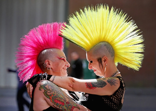 
Hai rocker nhạc punk ôm hôn trong Lễ hội Rebellion được tổ chức hàng năm ở Blackpool, Anh. Hàng ngàn rocker punk đã đổ về các khu nghỉ mát bên bờ biển Blackpool trong lễ hội 4 ngày, có cả ban nhạc punk cổ điển và hiện đại.