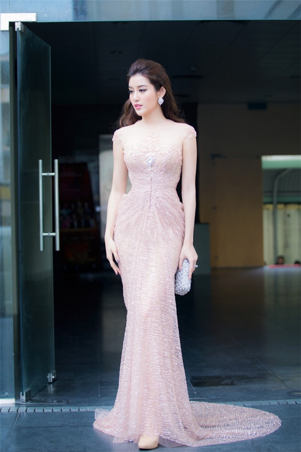 Hà Hồ, Lan Khuê “kẻ tám lạng, người nửa cân” khi diện váy xẻ