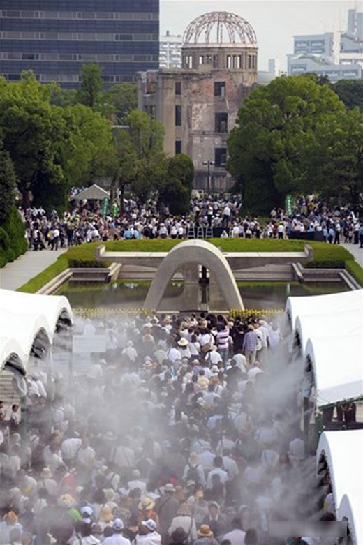 
Hàng ngàn người đã tới Công viên tưởng niệm Hòa bình để tham gia lễ tưởng niệm 71 năm vụ ném bom nguyên tử xuống Hiroshima.