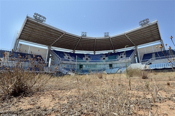 
Tại Athens (Hi Lạp), sân vận động này được chuẩn bị cho Olympic năm 2004. Nhưng kể từ sau sự kiện, nó bị lãng quên và xuống cấp trầm trọng.

Đất dành cho các vận động viên thi đấu theo thời gian đã biến thành nghĩa trang.

Chỗ ngồi bị hoen ố bởi ánh nắng mặt trời, cỏ dại mọc chằng chịt quanh sân.