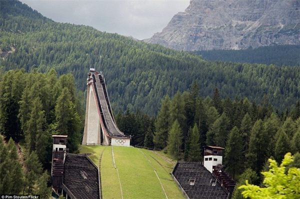 Làng vận động viên từ năm 1936 trong Thế vận hội Olympic ở Đức như một dãy nhà bỏ hoang.

Một điểm phục vụ cho môn trượt tuyết trong Thế vận hội mùa đông 1956 ở Ý đang có nguy cơ sụp đổ sau thời gian dài bỏ hoang.