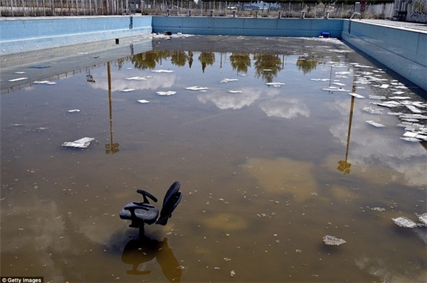 
Một hồ bơi được phục vụ cho Olympic trông nhếch nhác, bẩn thỉu sau khi Thế vận hội qua đi.