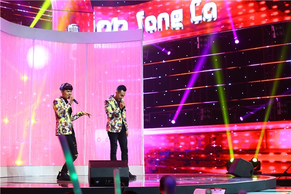 
Lê Linh - Lê Tiến biểu diễn trên sân khấu Tuyệt Đỉnh Song Ca.