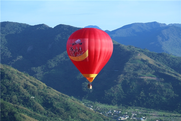 
Khinh khí cầu Vietjet mang màu cờ sắc áo Việt Nam, cao 25 m, rộng 18 m với cự ly bay 5 km và độ cao tối đa 150 m, trình diễn tại lễ hội.