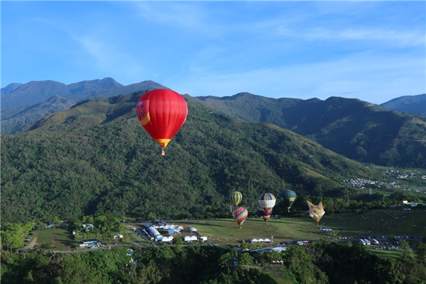 
Khinh khí cầu Vietjet mang màu cờ sắc áo Việt Nam, cao 25 m, rộng 18 m với cự ly bay 5 km và độ cao tối đa 150 m, trình diễn tại lễ hội.