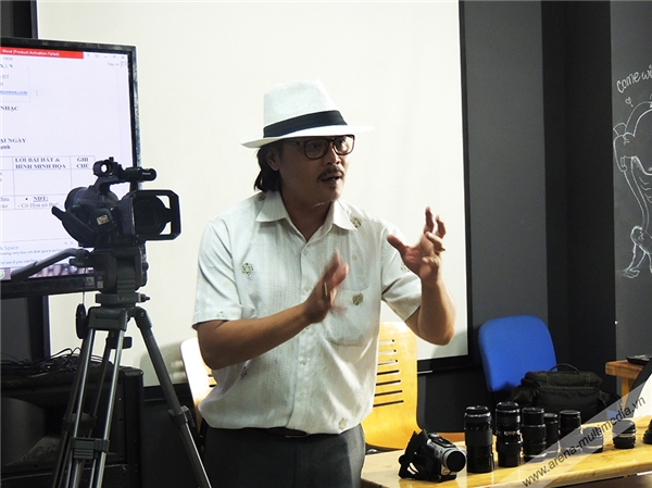  
Đạo diễn Việt Đặng - Thạc sỹ Văn hóa Nghệ thuật; Giám đốc hãng phim Sơn An. Ông là người có hơn 20 năm hoạt động nghệ thuật với nhiều vai trò như: đạo diễn, diễn viên, quay phim.