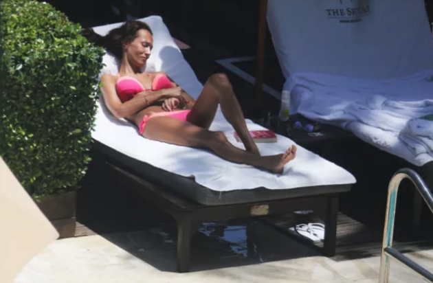 
Thay vì chơi đùa cùng nhóm bạn của Ronaldo thì cô nàng này lại nằm ngủ ngon lành trên ghế tắm nắng. (Ảnh: internet)
