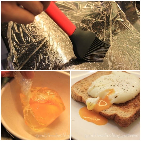 
Luộc trứng lòng đào siêu dễ chỉ với một miếng ni lông. Bạn quét xíu dầu trên mặt miếng ni lông rồi đập trứng vào, cột lại rồi đun trong nước sôi khoảng 3 phút. Thành quả đảm bảo ngon ngọt lành như hình trên.