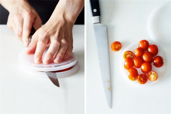
Cà chua bi mà ngồi cắt từng quả, từng quả biết đến khi nào mới xong? Với sự kết hợp ăn ý của 2 chiếc nắp, việc cắt cà chua chưa bao giờ dễ dàng và tiết kiệm thời gian đến thế.
