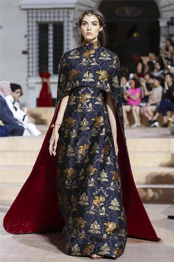 
Tuy nhiên, mới đây, một trong những thiết kế mà nữ ca sĩ diện lại bị phát hiện “na ná” trang phục nằm trong bộ sưu tập thời trang Thu - Đông cao cấp 2015 của nhà mốt Valentino.
