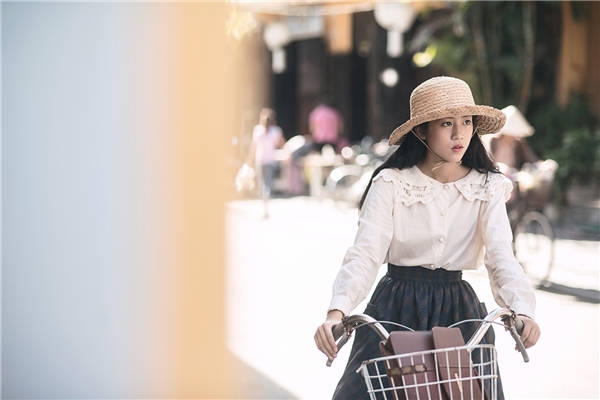
Thiếu nữ xinh xắn vào vai Bích Phương ở tuổi 14 là hot girl Trâm Anh - một gương mặt hoàn toàn mới và gây được nhiều sự chú ý bởi vẻ đẹp tự nhiên, trong sáng.