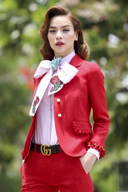 
Ngay tập đầu tiên, Hồ Ngọc Hà đã gây ấn tượng mạnh khi xuất hiện với bộ suit màu đỏ rực nổi bật của Gucci theo phong cách cổ điển. Đi kèm trang phục là giày cao đồng điệu màu sắc cùng thuộc bộ sưu tập Xuân - Hè 2016 của nhà mốt trứ danh.