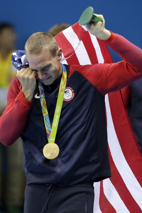 
Kình ngư Caeleb Dressel không kiềm nổi giọt nước mắt hạnh phúc khi giành huy chương vàng bộ môn tiếp sức tự do 4 x 100m nam về cho nước Mỹ. (Ảnh: Cosmopolitan)