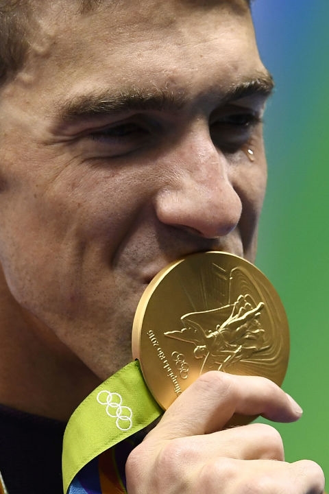 
Huyền thoại Michael Phelps cũng không thể kiềm được cảm xúc trước những giọt nước mắt của đồng đội. (Ảnh: Cosmopolitan)
