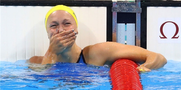 
Kình ngư Sarah Sjostrom của đội tuyển Thụy Điển vào giây phút giành huy chương vàng hạng mục bơi bướm 100m. (Ảnh: Cosmopolitan)