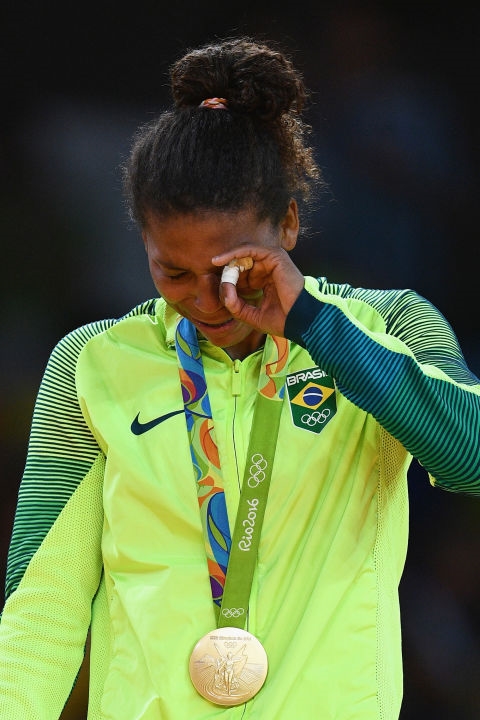 
Vận động viên Rafaela Silva mang về chiếc huy chương vàng đầu tiên cho Brazil sau khi đánh bại võ sĩ người Mông Cổ ở bộ môn nhu đạo. (Ảnh: Cosmopolitan)