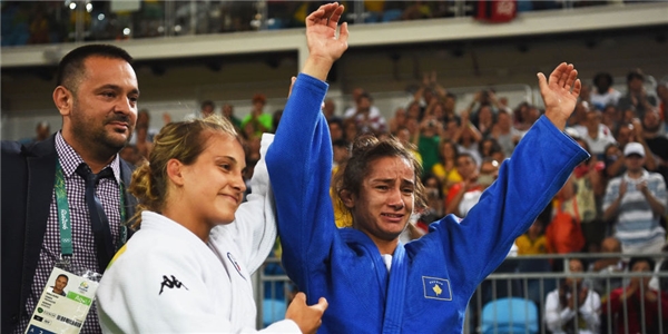 
Nữ võ sĩ người Kosovo – Majlinda Kelmendi chiến thắng huy chương vàng đầu tiên. (Ảnh: Cosmopolitan)