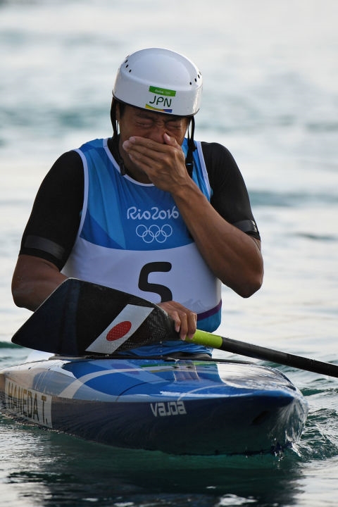 
Vinh dự trở thành vận động viên Nhật Bản đầu tiên chiến thắng huy chương Olympic ở bộ môn chèo thuyền, Takuya Haneda xúc động vỡ òa. (Ảnh: Cosmopolitan)