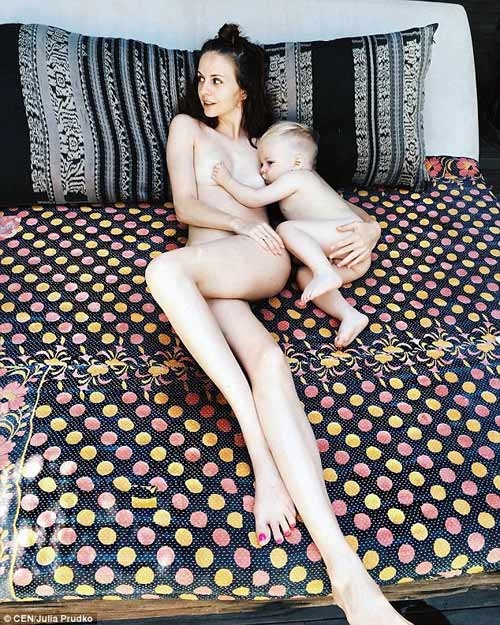 
Bức ảnh Julia Pudko khỏa thân cho con bú gây xôn xao cộng đồng mạng.