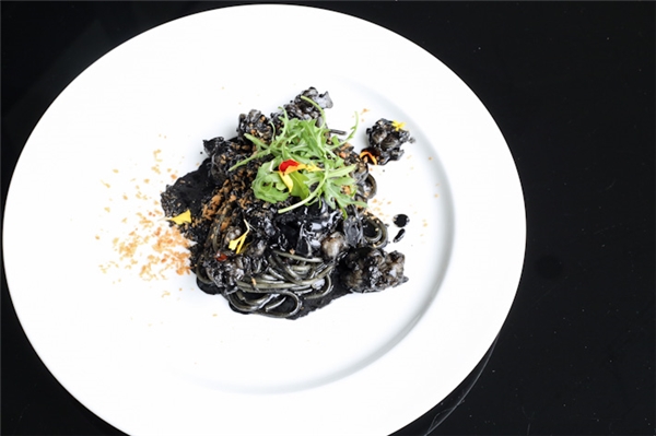 Thức ăn màu đen – trào lưu ăn uống thịnh hành đến từ… than hoạt tính