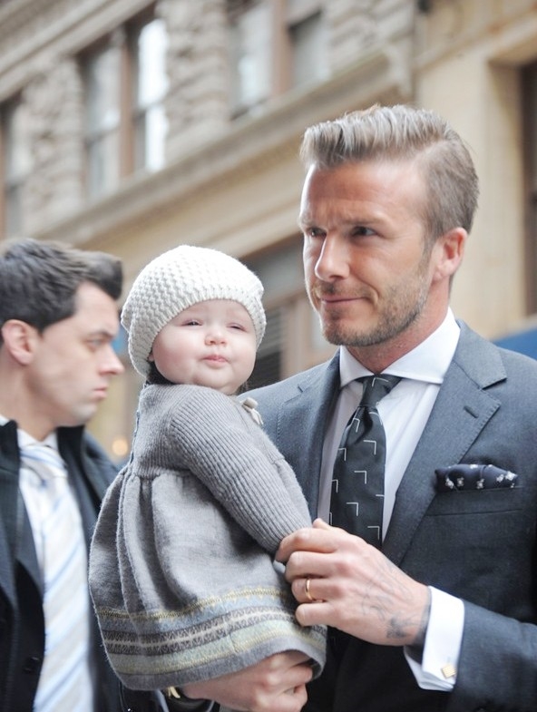 
Harper là con gái cưng của cựu cầu thủ nổi tiếng thế giới David Beckham và ca sĩ Victoria.