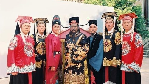 
Dương Hùng (bìa phải) từng vào vai Trương Long trong phim truyền hình "Bao Thanh Thiên".