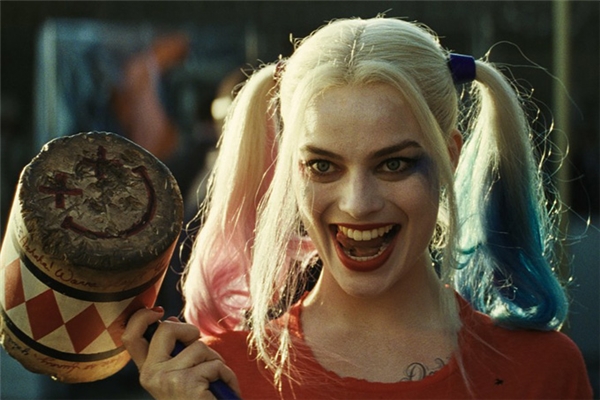 
Chỉ với một cái cười ngoác miệng, một cái nháy mắt hay một cái ngoáy mông, Harley Quinn của Margot Robbie dư sức làm lu mờ dàn nam nhân vai u thịt bắp hùng hậu trong phim.