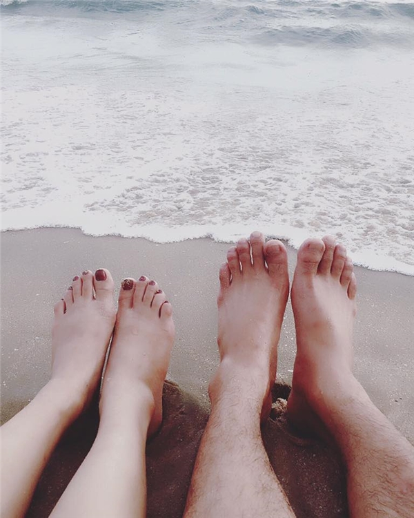 
Cả hai hạnh phúc ngồi trên cát, ngắm biển. - Tin sao Viet - Tin tuc sao Viet - Scandal sao Viet - Tin tuc cua Sao - Tin cua Sao